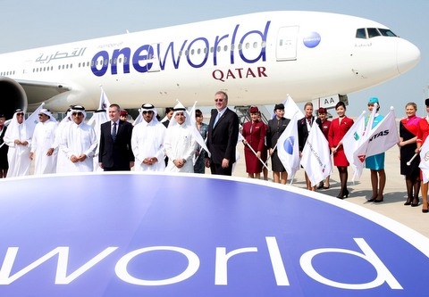 Patronem inauguracyjnej imprezy uświetniającej przystąpienie Qatar Airways do sojuszu oneworld wraz z przedstawicielami innych linii lotniczych już zrzeszonych w sojuszu, jest Jego Ekscelencja Premier Kataru Szejk Abdullah Bin Nasser bin Khalifa Al-Thani (centralnie po lewej); w towarzystwie Ministra Finansów i Prezesa Qatar Airways Ali Sherif Al Emadi (pierwszy z lewej), Prezes Zarządu Qatar Airways, Akbara Al Bakera, Dyrektora Generalny IAG, Williego Walsha oraz CEO sojuszu oneworld Bruce’a Ashb’ego archiwum Qatar Airways