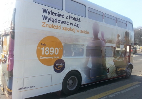 Autobus piętrowy Lufthansy promujący w Warszawie bilety do Azji archiwum Lufthansy