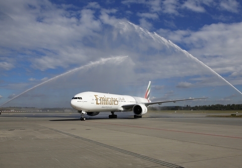 Boeing w barwach Emirates na lotnisku w Oslo archiwum Emirates