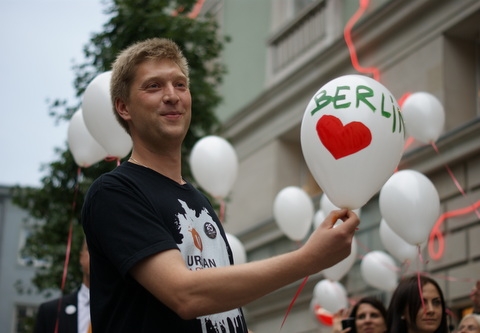 Białe balony wypuszczane w powietrze z okazji 25-lecia obalenia Muru Berlińskiego MZ