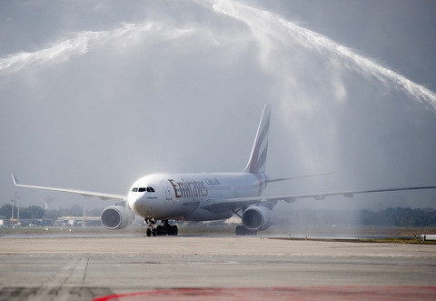 Wodny salut powitalny na lotnsiku w Budapeszcie archiwum Emirates