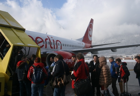 samolot airBerlin na lotnisku w Innsbrucku AG