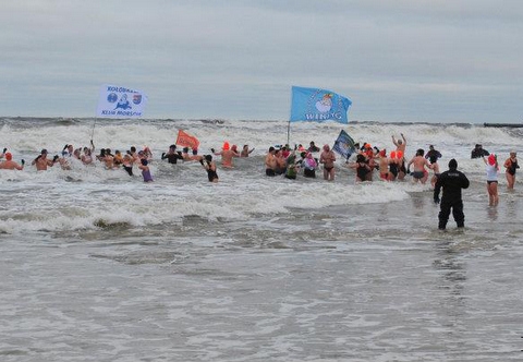 Inauguracyjna kąpiel kołobrzeskiego klubu morsów w roku 2012 archiwum