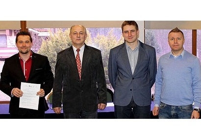 Na zdjęciu stoją od lewej: Robert Wróbel (LOT „Ziemia Mrągowska”), Lech Prusinowski (LOT Mazury Południowe”), Marek Makowski (LOT „Mazury”), Marek Lipski (Węgorzewska LOT „Mazury Pólnocne”) Gazeta Olsztyńska