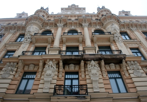 Jedna z secesyjnych kamienic w Rydze AG