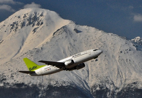 Samolot w barwach Air Baltic, w tle Sławkowski Szczyt i Królewski Nos archiwum Air Baltic