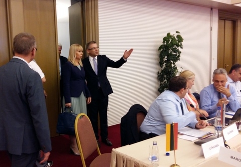 Prezes Niewiadomski wprowadza Komisarz Bieńkowską na obrady archiwum PIT