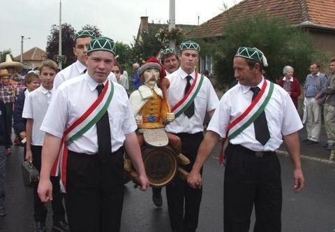 Zeszloroczna parada na Festiwalu Wina w Tokaju archiwum wegryinfo