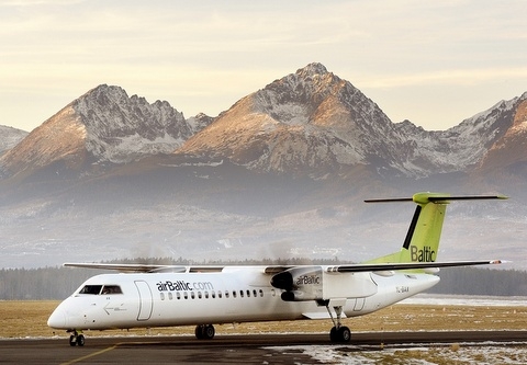Samolot w barwach Air Baltic, w tle Sławkowski Szczyt i Królewski Nos archiwum Airbaltic
