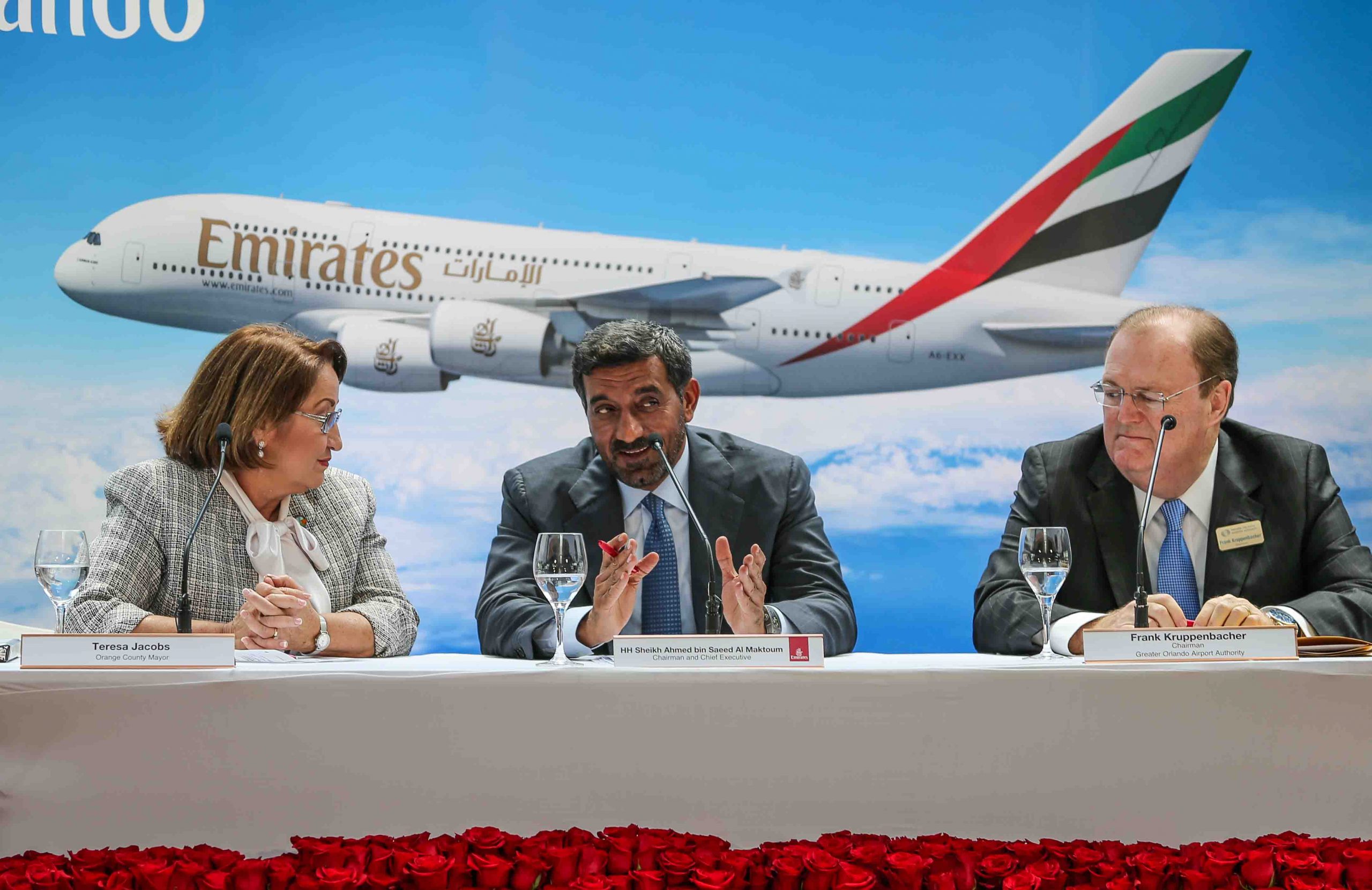 Od lewej: przewodnicząca rady nadzorczej hrabstwa Orange Teresa Jacobs, prezes Emirates, Ahmed bin Saeed Al Maktoum oraz prezes urzędu ds lotnictwa w Orlando, Frank Kruppenbacher archiwum Emirates