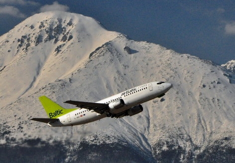 Samolot w barwach AirBaltic na tle Sławkowskiego Szczytu w Tatrach Wysokich archiwum AirBaltic
