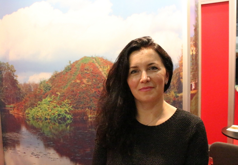 Jolanta Imbierska na stoisku Cottbus na targach Tour Salon, w tle Piramida Pucklera AG
