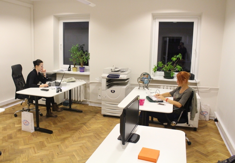 Jedno z pomieszczeń nowego lokalu, jeszcze przed zmianami ustawienia mebli AG