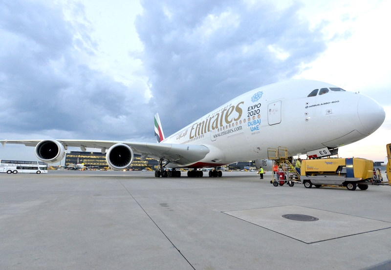 Airbus A380 w barwach Emirates na lotnisku w Wiedniu archiwum Emirates