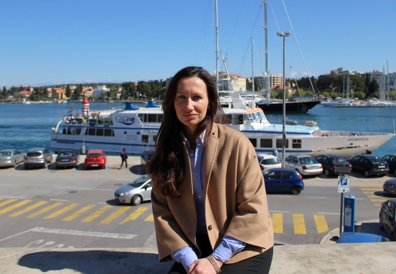 Mihaela Kadija, w tle marina w Zadarze AG