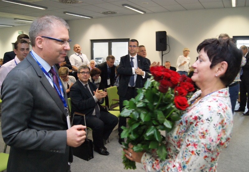 Paweł Niewiadomski przyjmuje gratulacje od Danuty Skalskiej AG