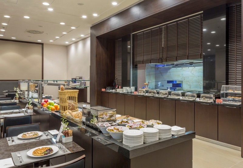 Bufet śniadaniowy w Hilton Garden Inn Kraków Airport archiwum Hilton Garden Inn Kraków Airport