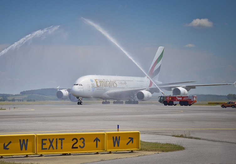 Airbus A380 witany w Wiedniu archiwum Emirates
