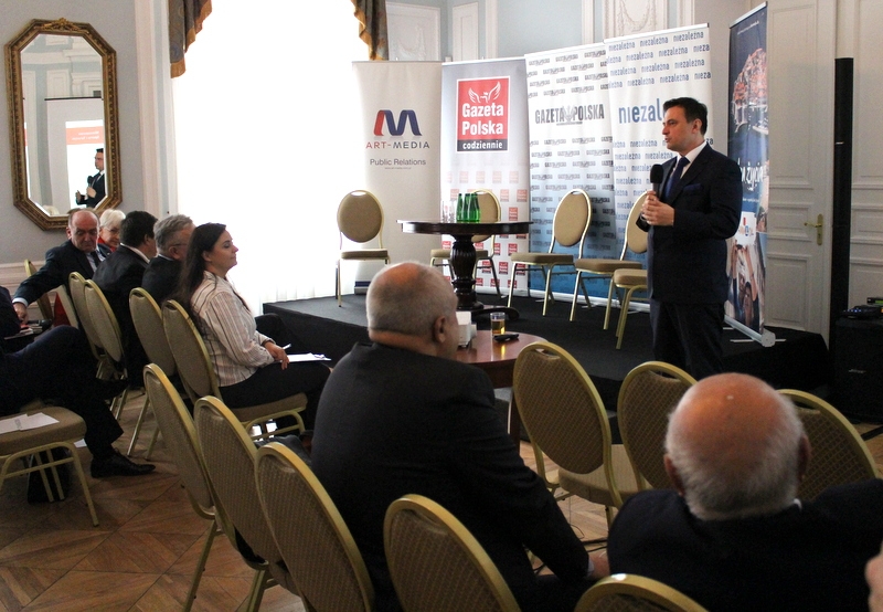 Minister Dawid Lasek przemawia podczas I Forum Promocji Turystycznej AGA