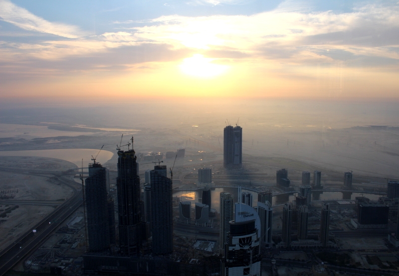 Wschód słońca widziany w Burj Khalifa. AG