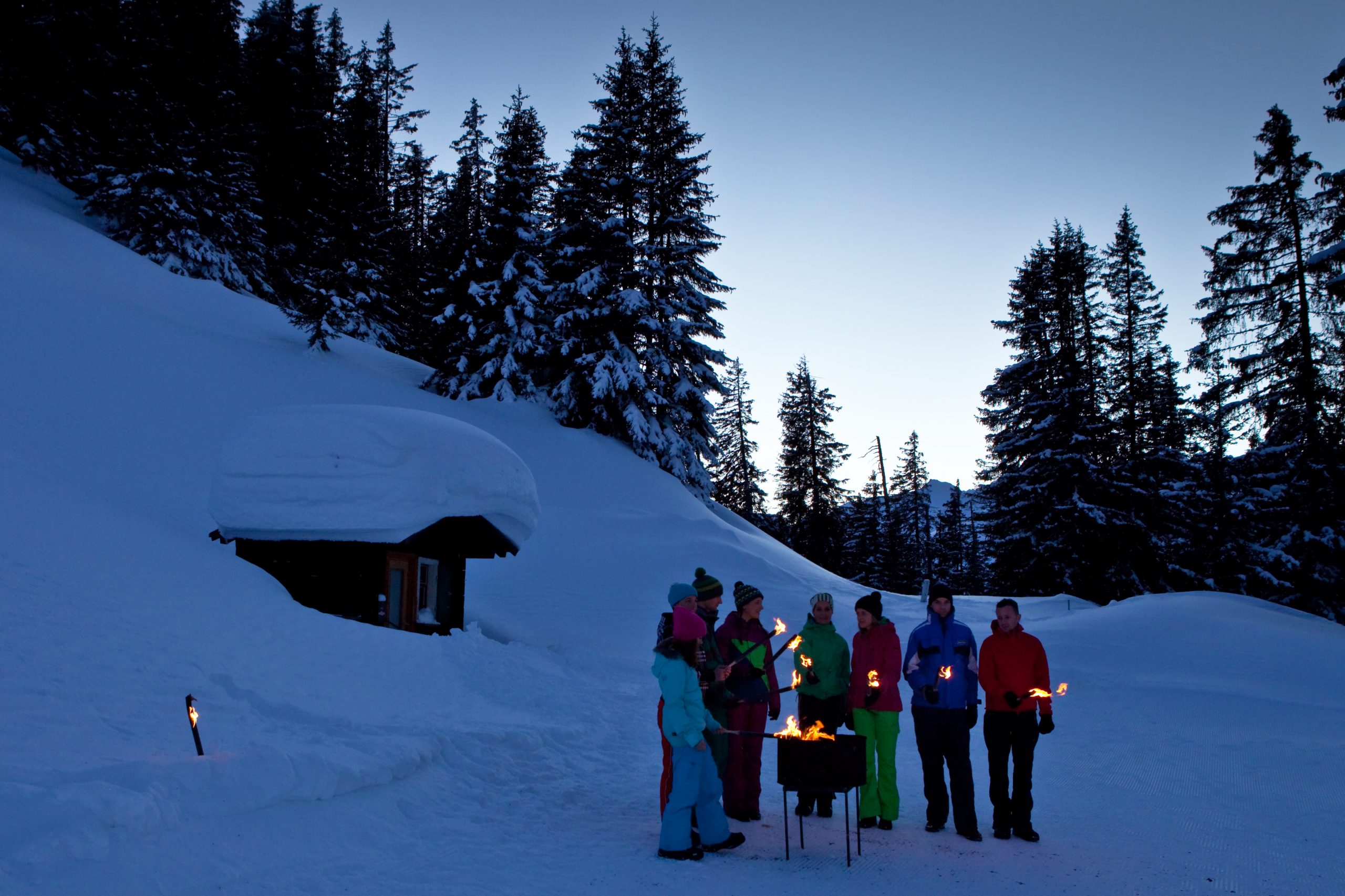 Spacer z pochodniami w Montafon archiwum austriainfo