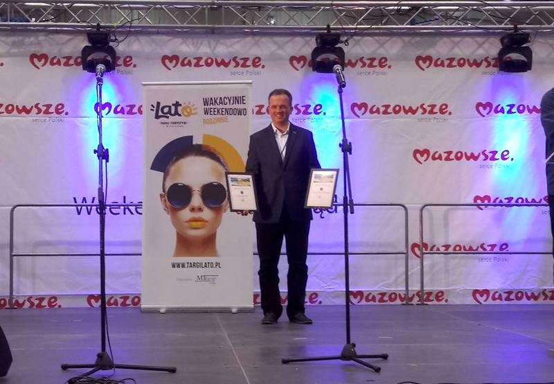Adrian Bogusłowicz, prezes LOT Krynica Morska z dyplomami dla Mikoszewa i Krynicy Morskiej. MM