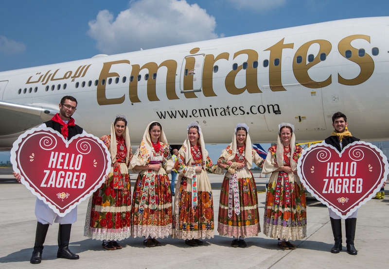Tancerze w tradycyjnych chorwackihc strojach witają na Lotnisko w Zagrzebiu pierwszy samolot Emirates z Dubaji. archiwum Emirates