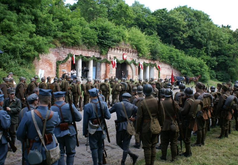 na planie Bitwy Warszawskiej, w tle Brama Poniatowskiego w Twierdzy Modlin archiwum Grzegorza Sokołowskiego