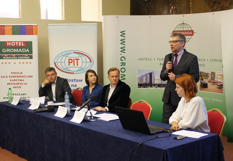 od lewej: Jarosław Kałucki, Anna Podpora, Maciej Nykiel, Paweł Niewiadomski, Marzena Markowska AG
