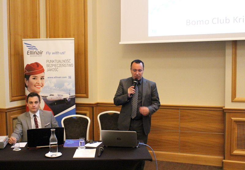 Artur Rezner podczas prezentacji produktu Meuzonidis Travel AG