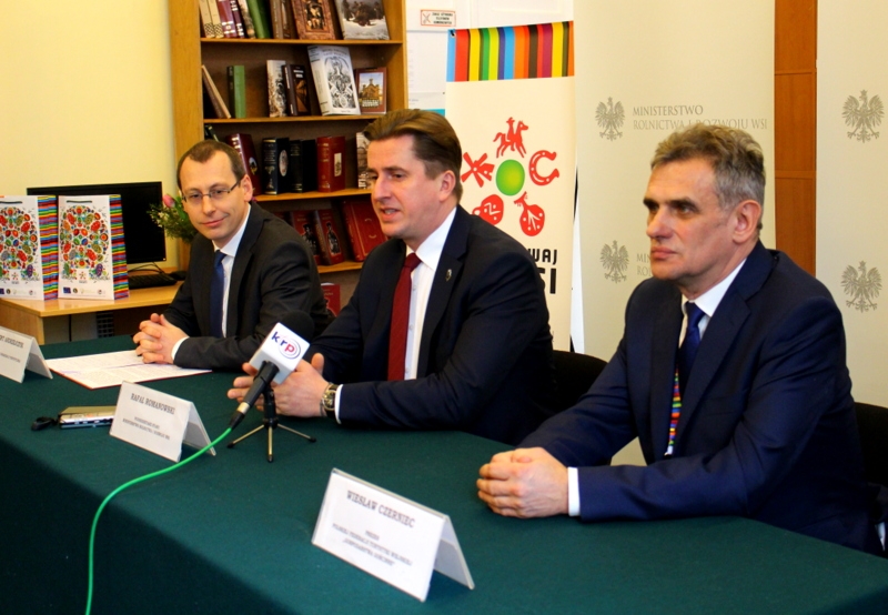 Od lewej: Robert Andrzejczyk - prezes POT, Rafał Romanowski - podsekretarz Stanu w MRiRW, Wiesław Czerniec - prezes Polskiej Federacji Turystyki Wiejskiej „Gospodarstwa Gościnne AG