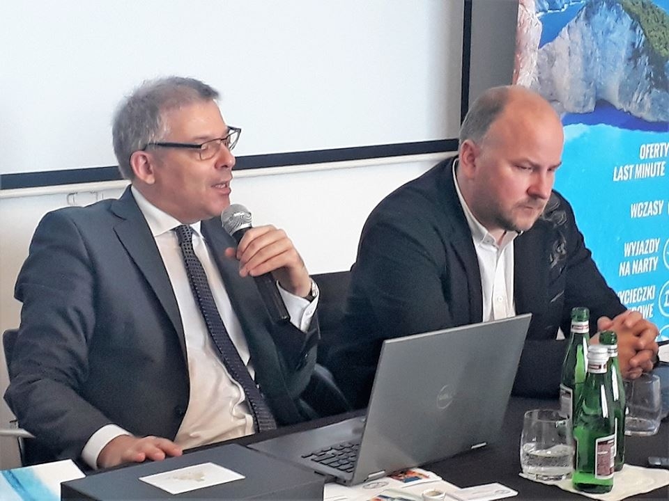 Paweł Niewiadomski - prezes PIT i Andrzej Kindler - wiceprezes PIT podczas konferencji poświęconej wypoczynkowi letniemu w 2018 roku archiwum PIT