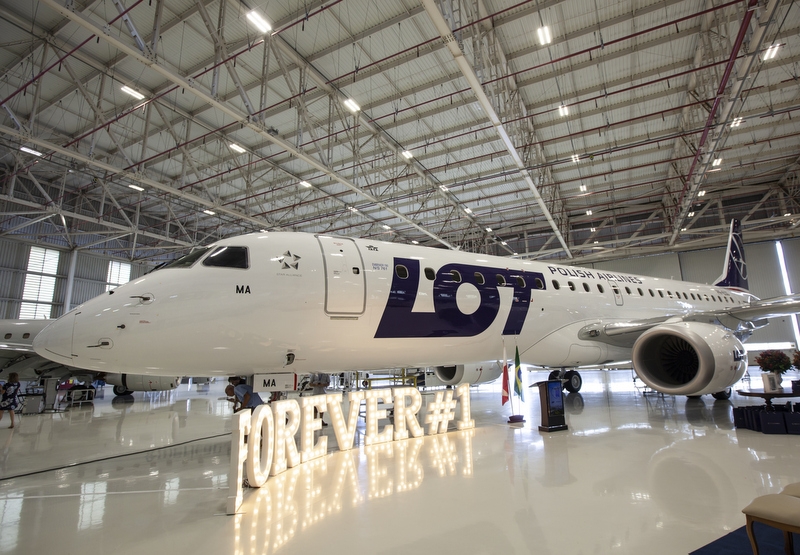 Embraer 190 w barwach PLL LOT odbierany w Brazylii archiwum PLL LOT