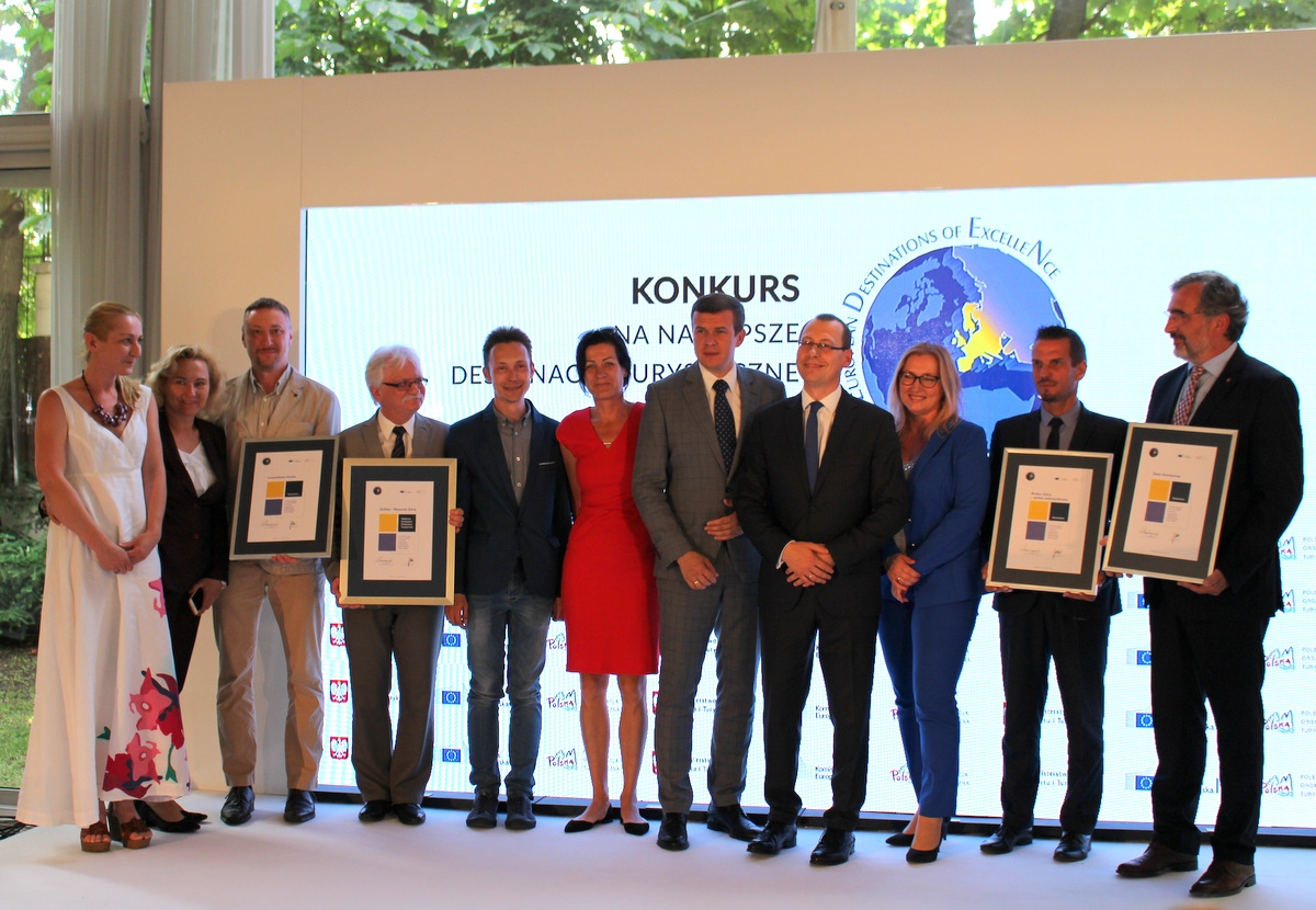 Laureaci konkursu, minister Witold Bańka, prezes Robert Andrzejczyk AG