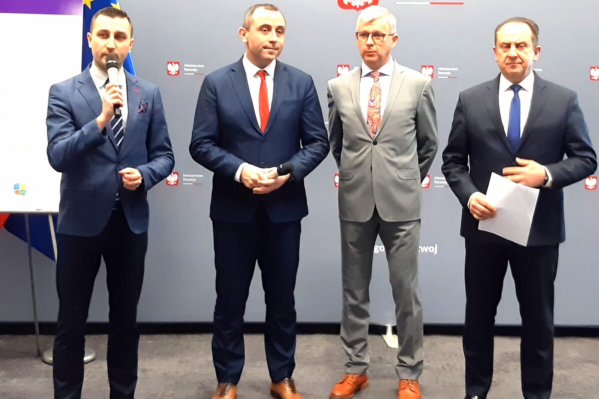 Obecni na konferencji, od lewej: Dominik Borek - zastępca dyrektora departamentu turystyki, Rafał Szlachta - dyrektor departamentu turystyki, Marcin Wujec - prezes OSAT, Andrzej Gut-Mostowy - wiceminister w Ministerstwie Rozwoju Obecni na konferencji, od lewej: Dominik Borek - zastępca dyrektora departamentu turystyki, Rafał Szlachta - dyrektor departamentu turystyki, Marcin Wujec - prezes OSAT, Andrzej Gut-Mostowy - wiceminister w Ministerstwie Rozwoju