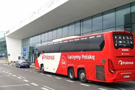 Autobus Polonusa na lotnisku Chopina w Warszawie