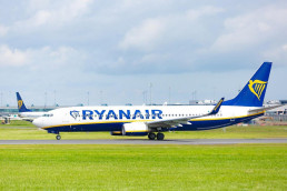 Ryanair podpisał  umowę o współpracy z internetowym biurem podróży. Pierwszym OTA jest loveholidays, firma działająca głównie w Wielkiej Brytanii i Irlandii