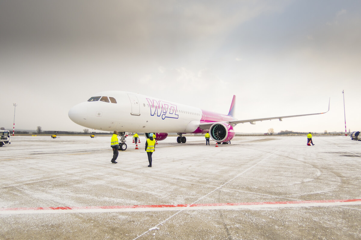 Samolot Wizz Air ze sprzętem medycznym na lotnisku w Budapeszcie Wizz Air pomaga