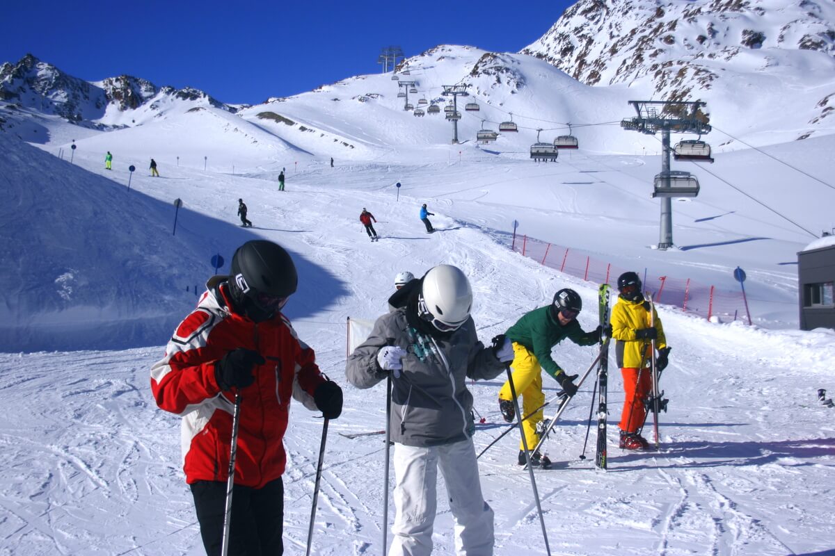 Lodowiec Pitztal w Tyrolu Narciarze na lodowcu Pitztal