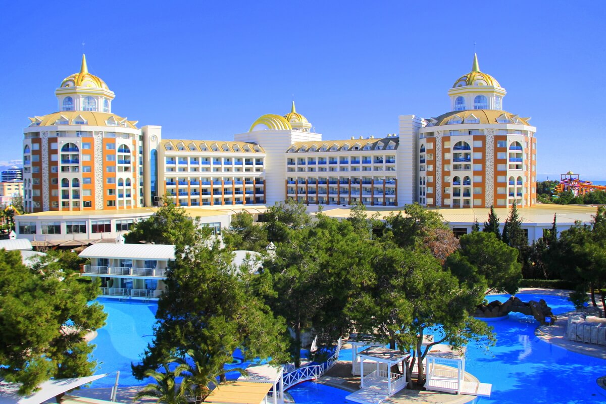 Jeden z hoteli tureckich Hotel w okolicach Antalyi w Turcji