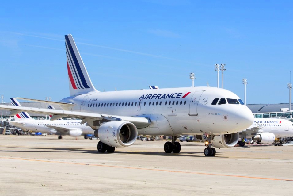 Airbus A318 w barwach Air France Air France wraca na trasy z i do Polski