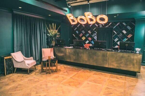 Recepcja hotelu BoBo Nowy hotel w Tel Awiwie