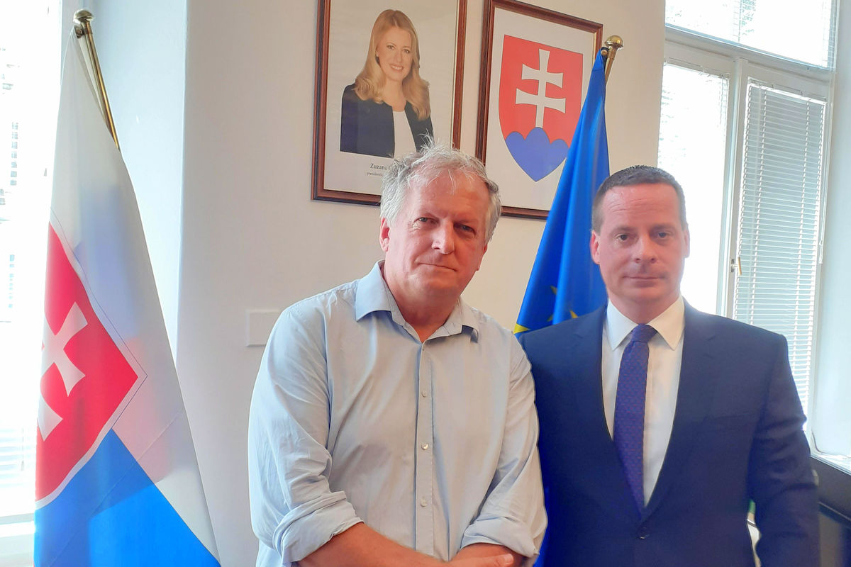 Od prawej: Andrej Droba - ambasador Republiki Słowackiej i Adam Gąsior - redaktor naczelny portalu WaszaTurystyka.pl Słowacja czeka na polskich turystów