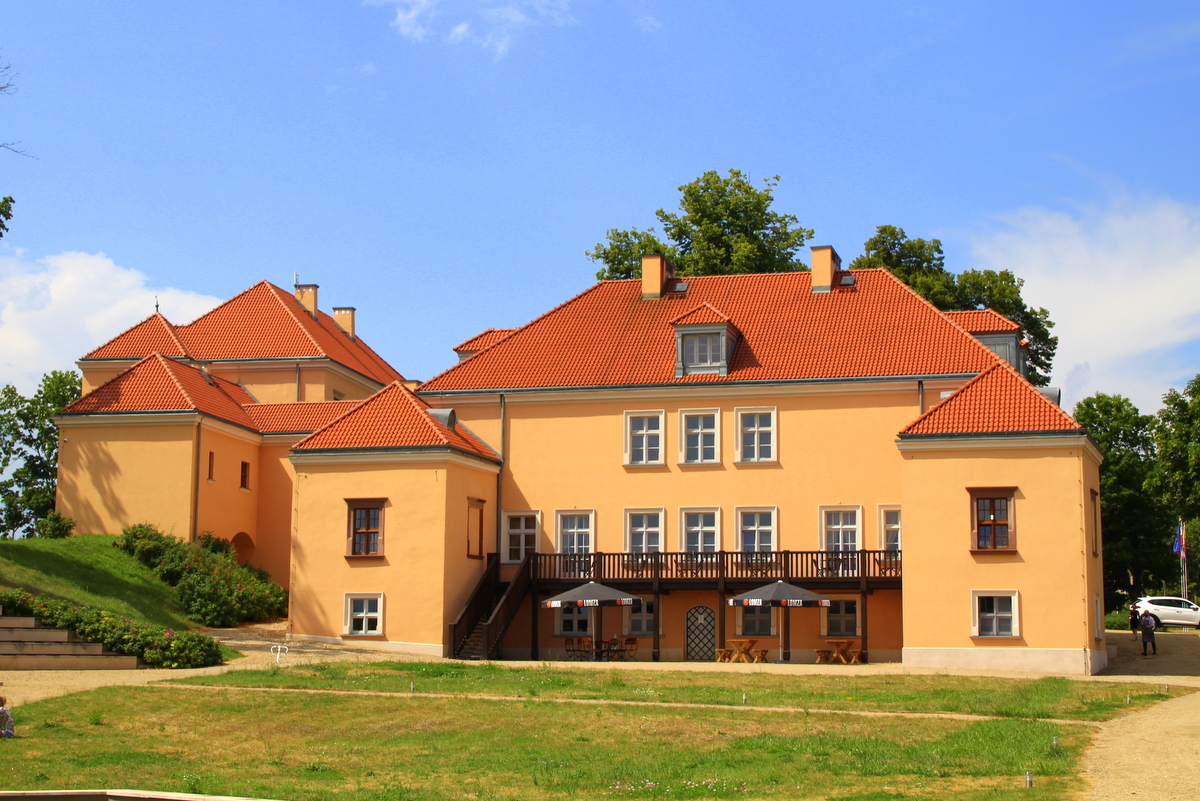 Główne budynki dawnego kompleksy dworskiego Hotel i restauracja Da Vinci zapraszają