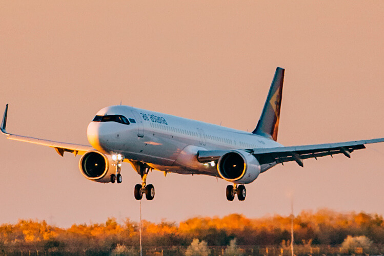 Samolot Airbus A321 w barwach Air Astany Air Astana tnie liczbę lotów