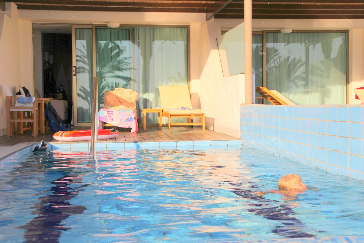 Prywatny basen w pokoju Junior Suite Athena Beach - hotel dla rodzin z dziećmi