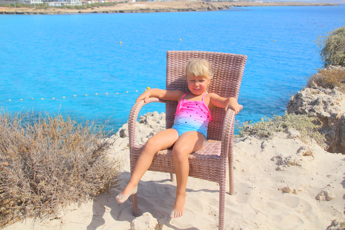 Czterolatka na wyspie w zatoce Nissi Ayia Napa przyciąga rodziny z dziećmi