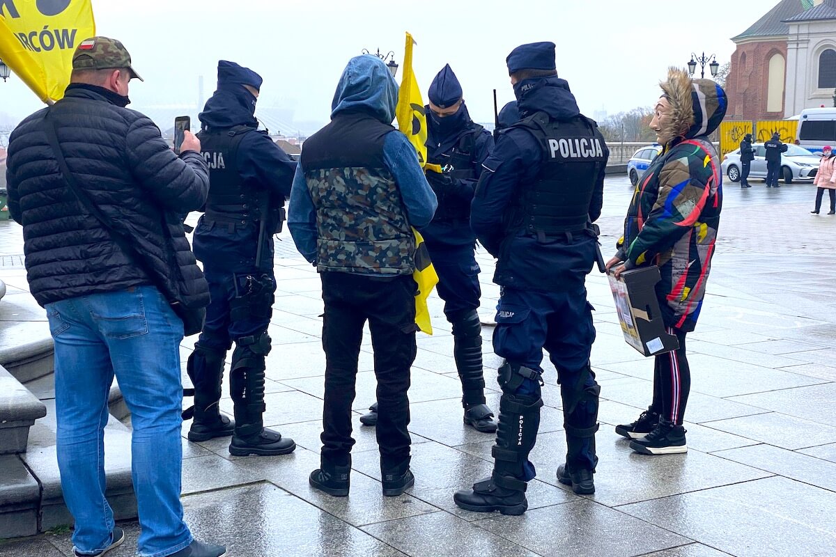 Policjanci legitymują uczestników spotkania