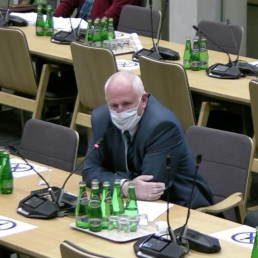 Marek Kamieński, wiceprezes OSAT, na posiedzeniu komisji