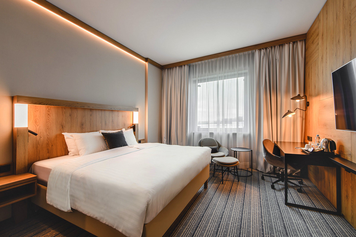 Jeden z pokojów w zmodernizowanym hotelu Courtyard by Marriott Warsaw Airport zmodernizowan